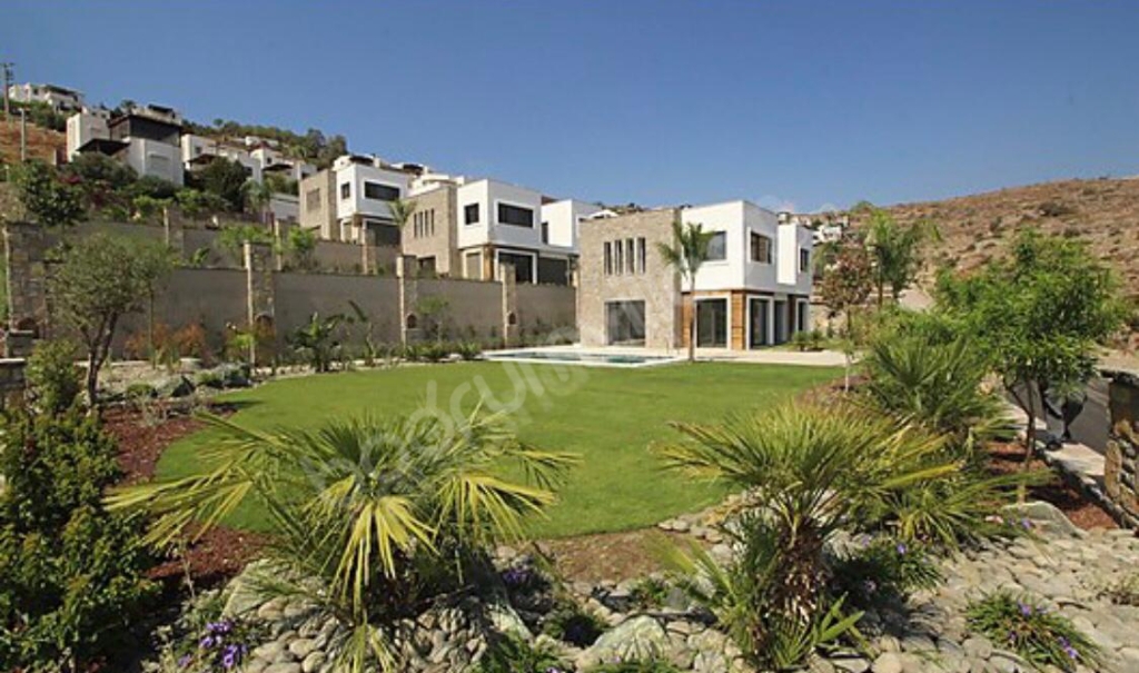 BİTEZ�DE MERKEZİ MÜSTAKİL ÖZEL HAVUZLU BAHÇELİ 320M2 SIFIR VİLLA