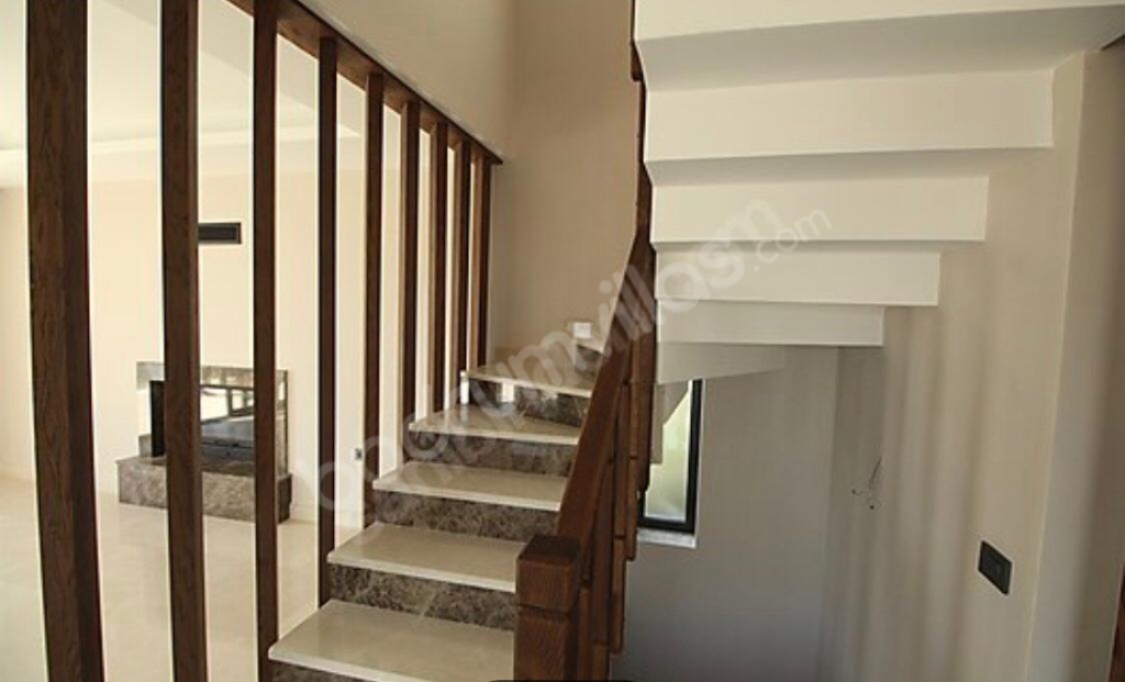 BİTEZ�DE MERKEZİ MÜSTAKİL ÖZEL HAVUZLU BAHÇELİ 320M2 SIFIR VİLLA